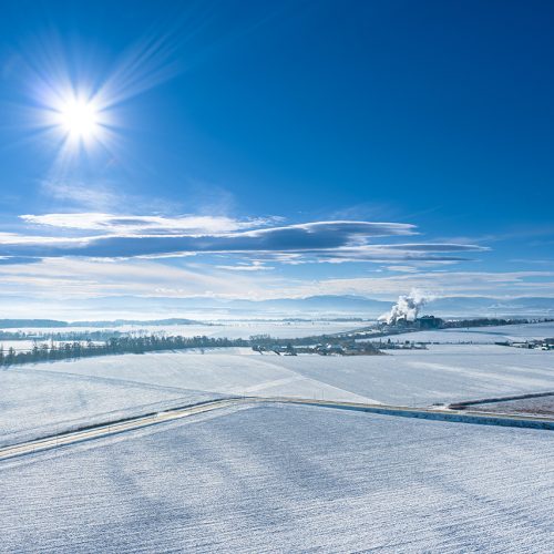Widok na góry w słoneczny zimowy dzień