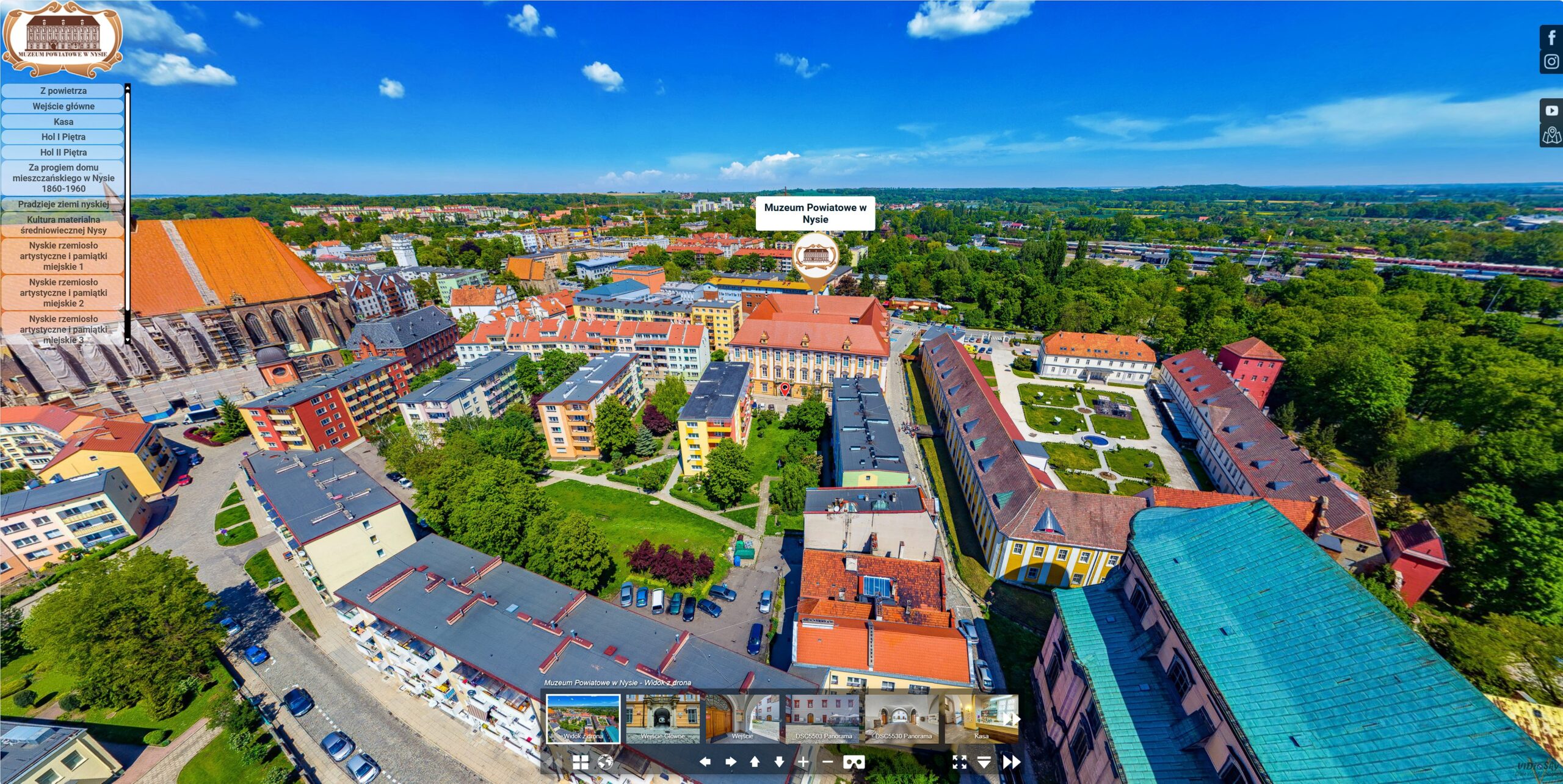 Wirtualny Spacer Muzeum Powiatowe Nysa – Interaktywna Prezentacja Wirtualny spacer premium po Muzeum Powiatowym w Nysie. Ukazuje interaktywną panoramę sali muzealnej z eksponatami.